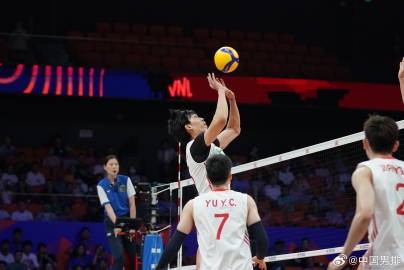 首胜!中国男排3比0击败塞尔维亚男排
