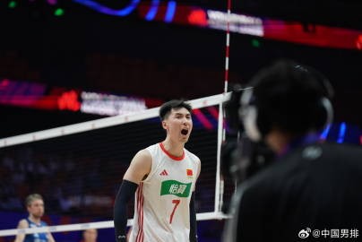 首胜!中国男排3比0击败塞尔维亚男排