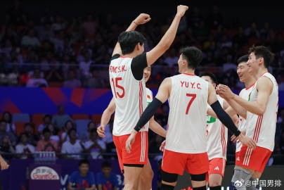 首胜!中国男排3比0击败塞尔维亚男排